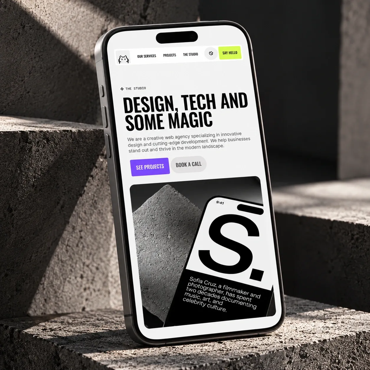La page d'accueil sur un téléphone, avec le titre « Design, tech and some magic »